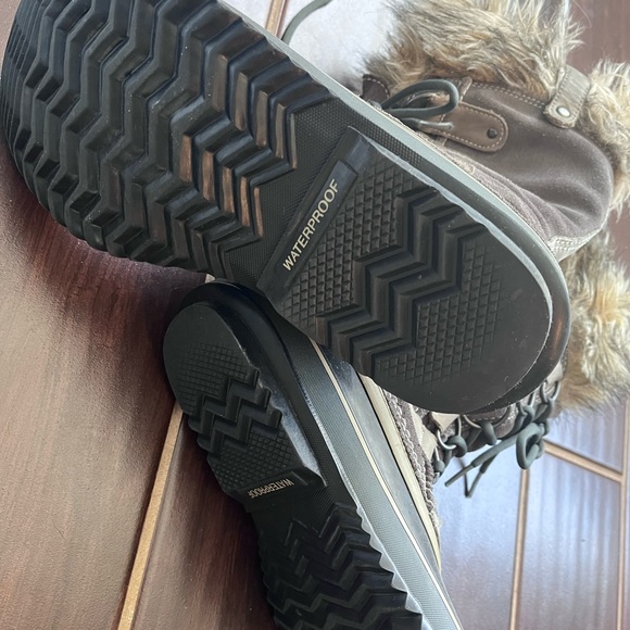 Sorel Winter Boots - Picture 2 of 6